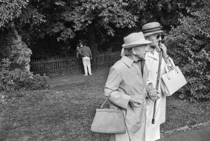 Seniorinnen mit Handtaschen, im Bielefelder Westen