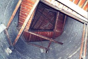 Treppenaufgang im Bergfried, von unten gesehen, Kragsteine für Auflagehölzer