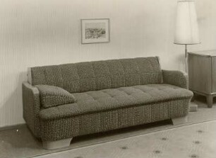 Stehlampe : Sofa (1956) und Stehlampe in Ausstellungskoje