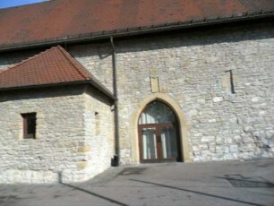 Stadtbild-Kelter (einst wehrhaft) - Ansicht von Süden mit Keltergebäude über Traufseite- vermauerte Schießscharten sowie zugesetzte Einfahrten