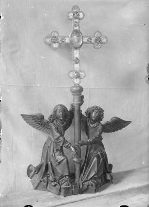 Zwei Engel, die das Heilig-Blut-Reliquiar halten