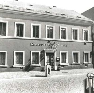 Colditz, Untermarkt 1. Gasthaus (Restaurant zur Post; M. 19. Jh.). Straßenansicht