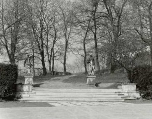 Dohna-Gamig, Gamig 2. Gut Gamig. Neues Schloß. Park (17. u. 18. Jh.) mit Freitreppe und Figuren