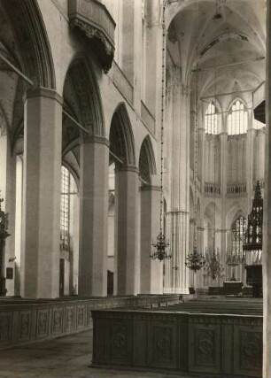 Stralsund, Marienstraße 16. St.-Marien-Kirche. Blick durch das Mittelschiff zum Chor
