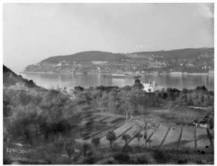 Villefranche/ Frankreich: Cleveland in der Bucht. Blick über Felder in Bucht mit Passagierdampfer Cleveland