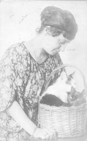 Porträt einer Frau mit Katzenkorb (Frau Lankow?)