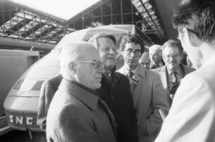 Paris: Gare de Lyon, DB-Präsident Bubel vor dem TGV-Zug