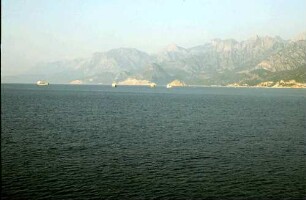 Antalya [Türkei]: Ankunft der MS Odessa, mit Panorama des Taurus-Gebirges