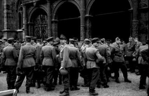 Freiburg: Vereidigung [Gelöbnis] bei der 12. Panzerdivision; Rekruten vor dem Münster