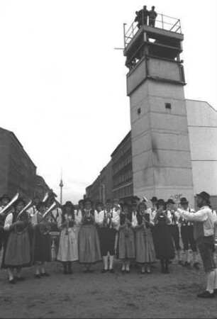 Eine Blaskapelle musiziert im Grenzstreifen in der Strelitzer Straße