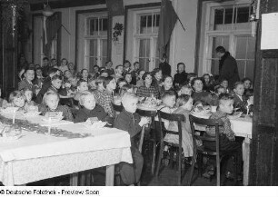 Kinder auf der Weihnachtsfeier des VEB Offizin "Andersen Nexö"