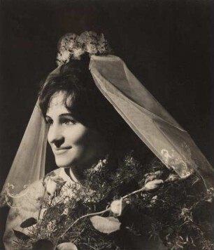 Fotografie einer Frau mit Hochzeitsschleier