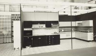 Anbauküche Kansas : Ausstellungskoje mit Anbauküchen. Links Modell "Kansas" (1977; VEB Vereinigte Möbelwerke "RÖME" Meiningen)