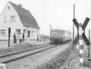 Jugendbrigade der Auszubildenden der LPG (T) Schweineproduktion Gladau am Bahnhof