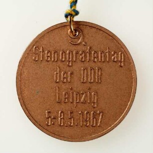 Ereignismedaille 9. Stenografentag der DDR in Leipzig 1967 am gelb-blauen Band : Medaillensammlung Stenografische Sammlung. Ereignismedaille 9. Stenografentag der DDR in Leipzig 1967 am gelb-blauen Band. Kunststoff; Durchmesser 40 mm, Gewicht 1 g (1967). Dresden: SLUB R c 0357