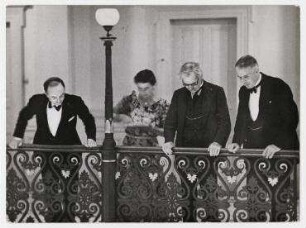 Lausanner Abrüstungskonferenz. Der britische Premierminister Ramsay Macdonald mit seiner Tochter und seinem Privatsekretär im Hotel Beau Rivage. von links: Butler (Privatsekretär), Ishbel MacDonald, Ramsay MacDonald