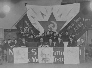 Treffen des Roten Frontkämpferbundes, auf dem Podium die Ortsgruppe und die Truppe für Agitation und Propaganda (Agitrop) aus Forst in Lausitz : Treffen des Kommunistischen Jugendverbandes Deutschlands (KJVD) in Halbmeile in der Tschechoslowakischen Republik (CSR)