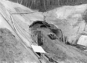 Tunnel bei Hölzern in km 528,925 Röhre II, Südportal. Kalottenanschlag