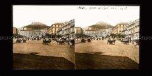Blick auf den Piazza del Municipio, mit Personen und Verkehr, Neapel