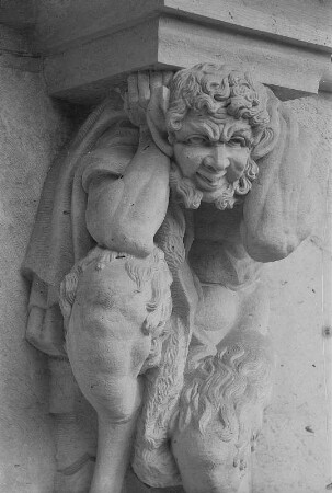 Konsole mit hockendem Faun : Konsole mit hockendem Faun. Sandstein (1714/1718; Werkstatt Balthasar Permoser / um 1950 Kopie, A. Braun). Dresden-Altstadt, Zwinger, Bogengalerie L
