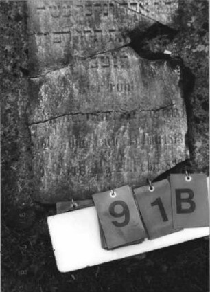 Grabstein 91 (Index: 100113879) Zustand: . . . mit Platte, Platte in mehrere Teile zerbrochen mit Textverlust, repariert Maße HxBxT: 80x52x8 cm Beschreibung: Pultstein: Grabstein 91B
