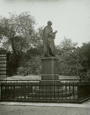 Theaterplatz : Carl-Maria-von-Weber-Denkmal (E. Rietschel) neben der Gemäldegalerie Alte Meister