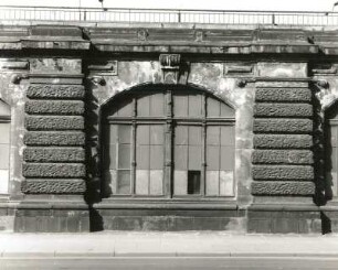 Bahnhof Dresden Mitte. Hochgleisanlage mit darunterliegendem Empfangsgebäude. Rundbogenfenster : Dresden-Altstadt, Könneritzstraße. Bahnhof Dresden Mitte. Hochgleisanlage mit darunterliegendem Empfangsgebäude. Rundbogenfenster