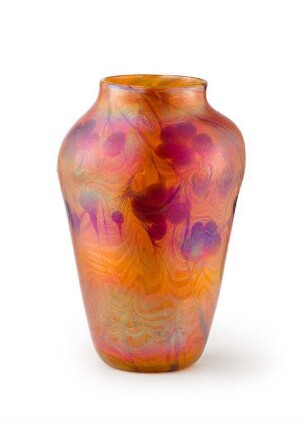 Vase mit Blütenblättern