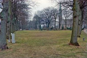 Hauptstraße / Kirchenweg: Dorfanger, Blick von Süden: beiderseits Baumreihen: im Hintergrund Friedenskirche