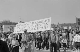 Demonstration zum 1. Mai auf dem Marx-Engels-Platz (heute: Schlossplatz)