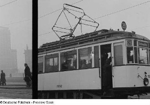 Eine Straßenbahn der Linie 29 Richtung Schkeuditz an einer Haltestelle am Karl-Marx-Platz
