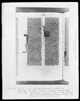 Biblia latina — Initiale V (isio Abdie), darin der Prophet, Folio 396verso
