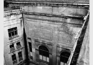 Blick auf die zum Teil zerstörte Fassade des Bode-Museums
