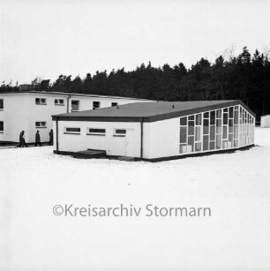 Franz-Spliedt-Heim: Jugendheim des Deutschen Gewerkschaftsbundes (DGB-Nordmark): Seebergen: Erweiterungsbau mit Lehrsaal und Bettenhaus: Einweihung: Außenansicht: hinten links Personen auf dem Weg ins Gebäude: Winter