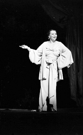 Kabarett der Komiker: Trude Hesterberg; (ein Arm seitlich)