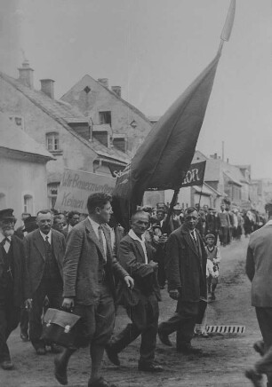 Die Sensenfahne, getragen zum ersten Male auf dem Bauerngrenzlandtreffen am 17. Juni 1932 in Johanngeorgenstadt