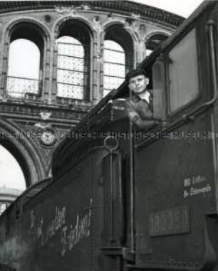 Anhalter Bahnhof, Lokomotivführer aus Elsterwerda mit Maschine 383350