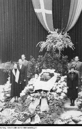 Dresden. Martin Andersen-Nexö. Beisetzung bzw. Aufbahrung, Totenmaske, 1954 & Martin Andersen-Nexö, Totenmaske, Aufbahrung und Beisetzungszeremonie (Überführung nach Dänemark), 1954