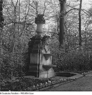 Schloss Lichtenwalde. Schalenbrunnen im Barockgarten