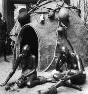 Afrikanischer Eingeborenen-Kral. Hütte. Bremen: Übersee-Museum : Afrikanischer Eingeborenen-Kral