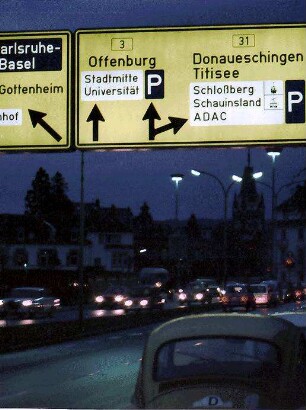 Freiburg: Leuchtende Vorrichtungsschilder, Brücke in der Kronenstraße
