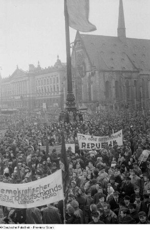 Teilnehmer der Feierlichkeit zur Revolution 1848 auf dem Augustusplatz