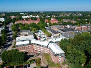 Glinde: Rathaus von oben gesehen, dahinter Marktplatz mit Verkaufsständen