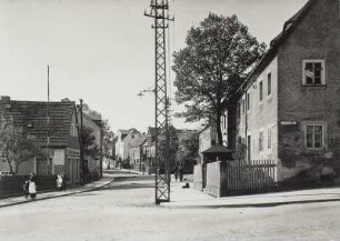 Rabenau (Kreis Freital). Hainsberger Straße. Blick von der Einmündung Bismarckstraße (August-Bebel-Straße)