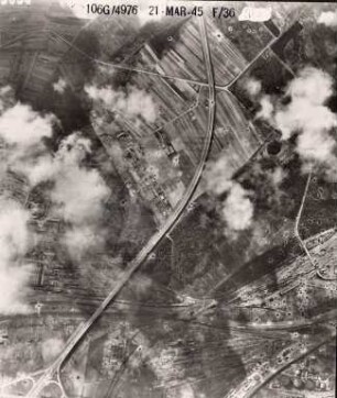 Amerikanische Luftbildaufnahmen von Kriegszerstörungen. Ausrichtung nach Süden. Autobahnanschlussstelle Durlach / Güterbahnhof / Rangierbahnhof