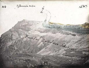 Piz Beverin (3003 m) von Nordwesten aus gesehen, im Hintergrund Gebirgslandschaft