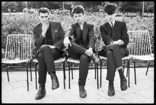 Drei junge Männer auf der Bank
