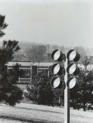 Scheinwerfer mit Mast "Nr. 9880/311" der BEGA Gantenbrink-Leuchten KG
