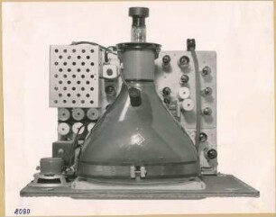 Allstrom-Fernsehempfänger, auf dem Vorderseite stehend, Blick auf die Bildröhre von oben; Foto 1953