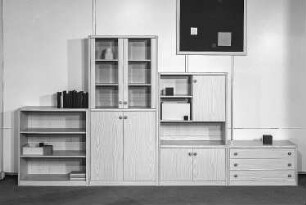 Anbaustrecke : Berlin. VEB Möbelkombinat Berlin (MKB). Hausmesse, 1986. Anbaustrecke. Holz, folienbeschichtet in Kiefernholzoptik (VEB Möbelkombinat Berlin (MKB))